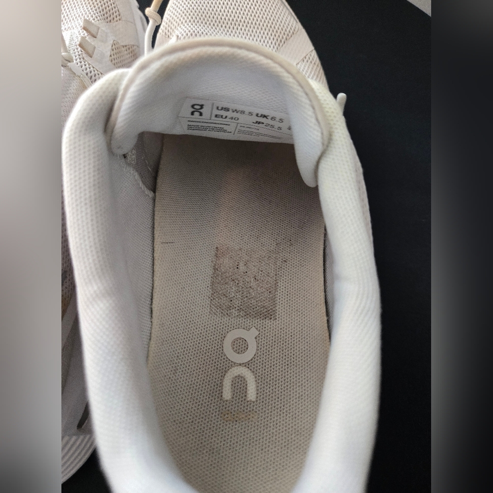 On  Cloud Running sneakers in women’s size 8.5 (EU 40) - Picture 6 of 7